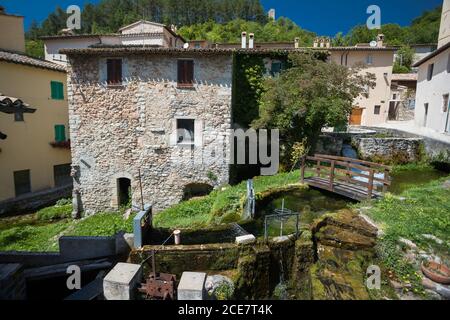 Wasserfälle in der kleinen Stadt Rasiglia, Italien Stockfoto