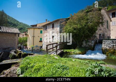 Wasserfälle in der kleinen Stadt Rasiglia, Italien Stockfoto