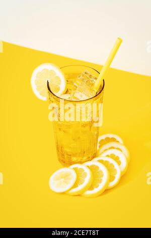 Ein Glas frisches Getränk mit Zitronen und Kiwi Tisch im Studio Stockfoto