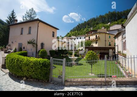 Wasserfälle in der kleinen Stadt Rasiglia, Italien Stockfoto