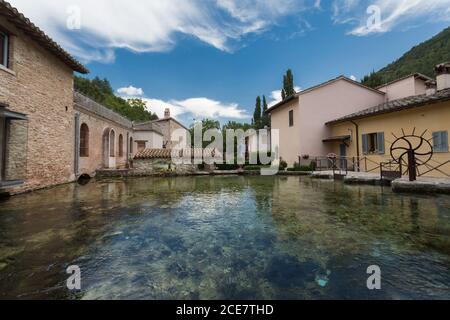 Wasserfälle in der kleinen Stadt Rasiglia, Italien Stockfoto