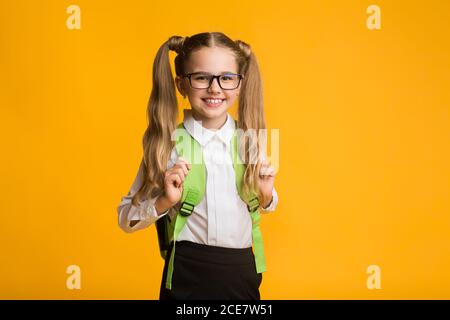 Schulmädchen Posiert Mit Rucksack Stehen Im Studio Lächelnd Kamera Stockfoto