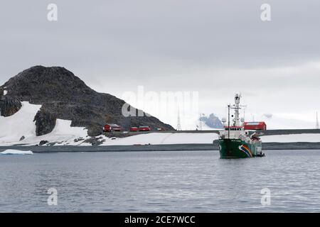 Greenpeace-Schiff Arctic Sunrise vor der Cámara Base, Menguante Cove, Half Moon Island, Livingston Island, South Shetland Islands, Antarktis Stockfoto