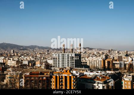 Moderne Apartmentgebäude auf den Straßen von Barcelona City gegen Wolkenloser Himmel am Abend in Spanien Stockfoto