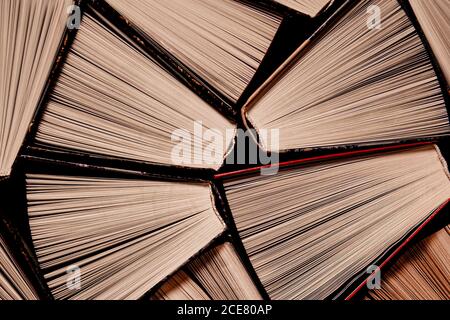 Öffnen Sie mehrfarbige alte Bücher stehen auf einem Bücherregal im Home-Bibliothek Stockfoto