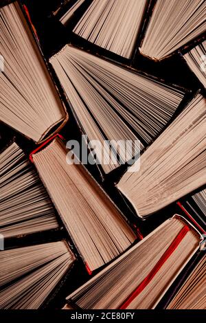 Öffnen Sie mehrfarbige alte Bücher stehen auf einem Bücherregal im Home-Bibliothek Stockfoto