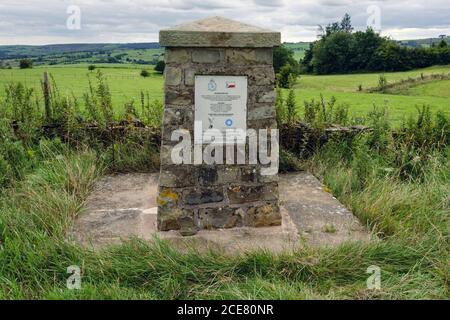 Denkmal für die Besatzung von Flugzeugen, die an diesem Standort abgestürzt sind, während sie 1947 einen Luftabwurf zu verschneiten Gemeinden in der Nähe von Onecote, Staffordshire, durchführte Stockfoto