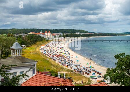 Der lebhafte Strand von Binz im Sommer 2020, Rügen, Mecklenburg-Vorpommern, Deutschland Stockfoto
