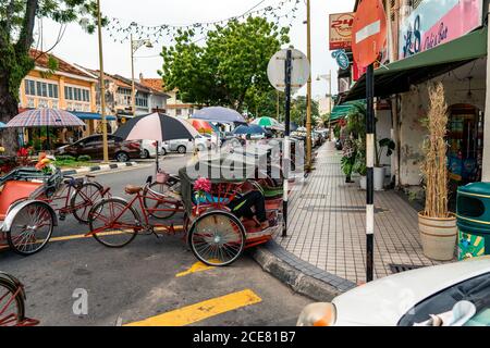 Rikschas geparkt auf der Straße in George Town in Penang, Malaysia Stockfoto