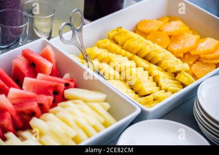 Hoher Winkel von Scheiben von frischer Wassermelone und Melone platziert Auf dem Tisch mit Orangenstücken und Ananas Stockfoto