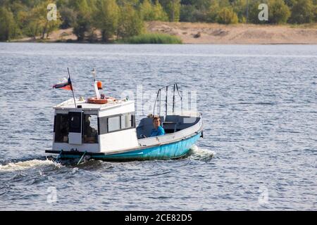 Saratow, Russland/28. August 2020: Wanderboote und Schiffe auf der Wolga bei Saratow. Stockfoto