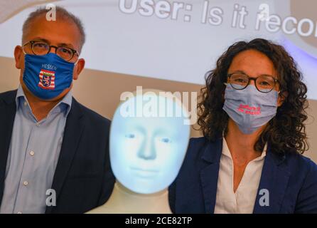 Darmstadt, Deutschland. August 2020. Angela Dorn, Wissenschaftsministerin des Landes Hessen, und Tarek Al-Wazir (beide Bündnis 90/die Grünen), Wirtschaftsminister des Landes Hessen, stehen nach einer Pressekonferenz an der TU Darmstadt hinter dem Roboter 'Alfie', einer moralischen Wahlmaschine. In Darmstadt soll ein Zentrum für Künstliche Intelligenz (KI) eingerichtet werden. Dafür stellt das Land Hessen in den nächsten fünf Jahren 38 Millionen Euro bereit. Das Zentrum wird in der Grundlagenforschung, aber auch in der Anwendung von KI involviert sein. Kredit: Arne Dedert/dpa/Alamy Live Nachrichten Stockfoto