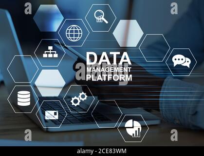 Datenverwaltungsplattform. Collage Mit Büromitarbeiter Und Zellen Mit Multimedia-Symbolen Stockfoto
