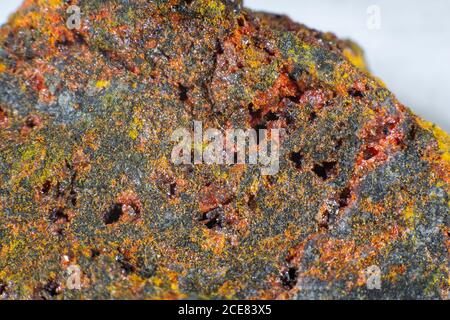 Nahaufnahme eines farbigen Realgar-Mineralsteins Stockfoto