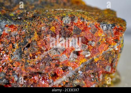 Nahaufnahme eines Realgar-Mineralsteins Stockfoto