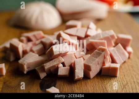 Ein kleiner Stapel von geschnittener Wurst zum Kochen auf einem Holztisch Stockfoto