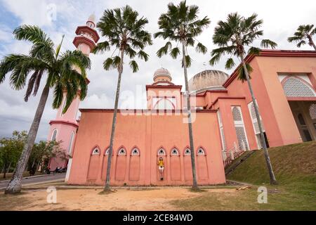 Weibliche Touristen im Sommer tragen im Bogen von ums stehen Moschee mit Fotokamera während des Urlaubs in Kota Kinabalu Stockfoto