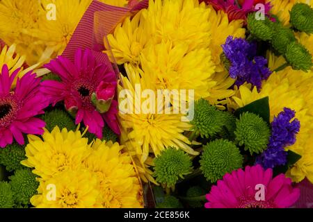 Eine Nahaufnahme von Bündeln von Sommerblumen Stockfoto