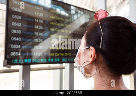 Fokussierte, multirassische Kollegen sitzen um den Tisch herum und hören einer Sprecherin zu Während der Präsentation und Diskussion der Geschäftsstrategie in modernen Workp Stockfoto