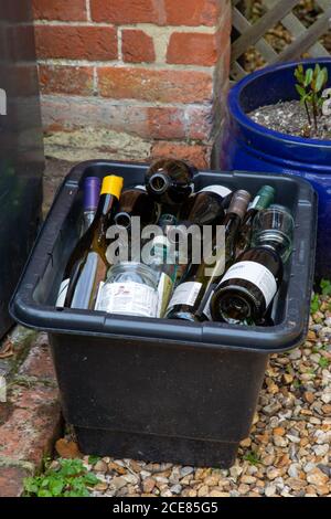 Eine Hausflaschenbank, gefüllt bis an die Spitze mit Glas Flaschen, die recycelt werden können Stockfoto