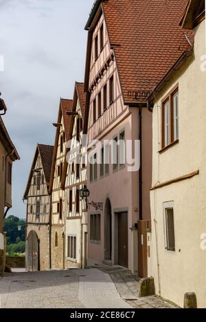 Rothenburg ob der Tauber, Bayern / Deutschland - 23. Juli 2020: Historische Gebäude in der Altstadt von Rothenburg ob der Tauber Stockfoto