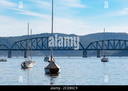 Die Hawkesbury River Rail Bridge ist von Dangar Island aus gesehen eine Stahlbrücke mit acht Traversen, die 1946 fertiggestellt wurde und die längste Eisenbahnbrücke von NSW ist Stockfoto