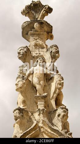 Detail aus der Kathedrale der Heiligen Maria von Burgos Kastilien und Leon mit einer amüsant posierten Skulptur in Stein- und Kopfskulpturen Stockfoto