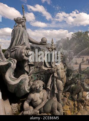 BORDEAUX, FRANKREICH – 13. AUGUST 2017: Detail des Brunnens des Monument aux Girondins auf dem Place des Quinconces Stockfoto