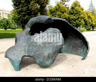 Teilweise große menschliche Schädel-Bronzeskulptur von Jose Muro vor dem Forum Evolution Museum Burgos Kastilien und Leon Spanien Stockfoto