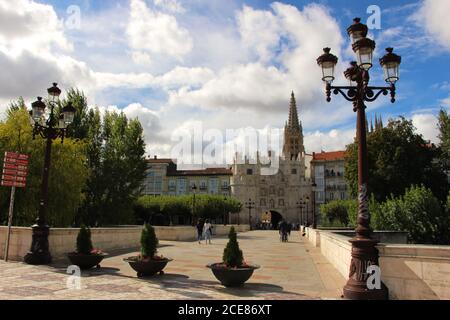 Arco de Santa María ein mittelalterliches Tor Zur Stadt Burgos von der anderen Seite der Brücke aus gesehen Der Heiligen Maria mit einem Turm der Kathedrale von Burgos Stockfoto