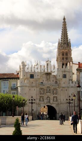 Arco de Santa María ein mittelalterliches Tor Zur Stadt Burgos von der anderen Seite der Brücke aus gesehen Der Heiligen Maria mit einem Turm der Kathedrale von Burgos Stockfoto