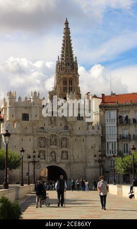 Arco de Santa María ein mittelalterliches Tor Zur Stadt Burgos von der anderen Seite der Brücke aus gesehen Der Heiligen Maria mit einem Turm der Kathedrale von Burgos Stockfoto