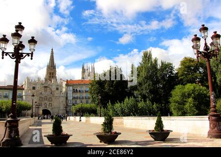 Arco de Santa María ein mittelalterliches Tor Zur Stadt Burgos von der anderen Seite der Brücke aus gesehen Der Heiligen Maria mit einem Turm der Kathedrale von Burgos Stockfoto