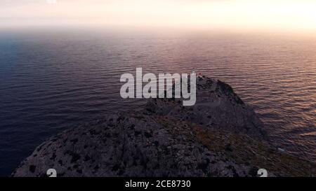 Laterne Cap de Formentor, rosa Sonnenaufgang über Leuchtturm am Kap Formentor an der Küste von Nord-Mallorca, Spanien. . Hochwertige Fotos Stockfoto