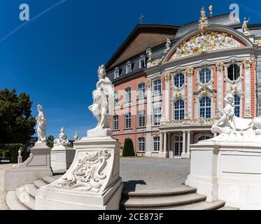 Trier, RP / Deutschland - 29. Juli 2020: Der Palast an der Konstantin Basilika in der historischen Altstadt von Trier Stockfoto