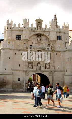 Menschen, die vor dem Arco de Santa María Burgos Kastilien und Leon Spanien spazieren Stockfoto