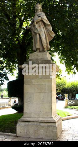 Steinstatue einer Frau auf einem Sockel am Ende des Paseo del Epsolon Burgos Kastilien und Leon Spanien Stockfoto