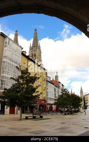 Blick durch einen Bogen der Fußgängerzone Calle Nuno Rasura Bereich mit Barterrassen und die Burgos Kathedrale Türmen Burgos Kastilien und Leon Spanien Stockfoto