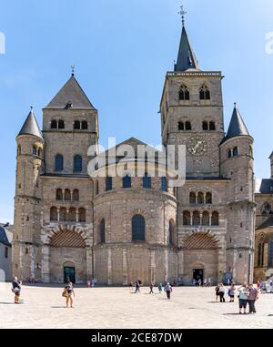 Trier, RP - 29. Juli 2020: Touristen besuchen das Katehdral in der alten deutschen Stadt Trier Stockfoto