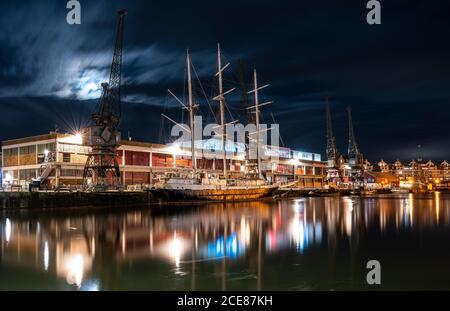 Das Hochschiff Lord Nelson und andere historische Schiffe sind vor dem M Shed Museum an den Kais des schwimmenden Hafens von Bristol vertäut. Stockfoto