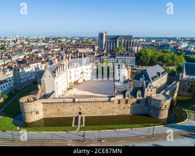 Nantes (Nordwestfrankreich): Luftaufnahme des Schlosses der Herzöge von Bretagne mit der Kathedrale von St. Peter und St. Paul von Nantes und der Stadt