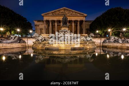 Das Greek Revival Victoria Rooms Gebäude, ein Konzerthaus und Heimat der Musikabteilung der Universität von Bristol, bei Nacht im Clifton Nachbar Stockfoto