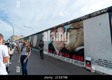 Berlin, Deutschland - 25. August 2020: Touristen fotografieren sich in der East Side Gallery der Berliner Mauer Stockfoto