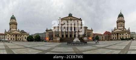 Berlin, Deutschland - 25. August 2020: Der Gendermanmarkt in Berlin mit dem Konzertsaal und dem französischen Dom und dem deutschen Dom Stockfoto