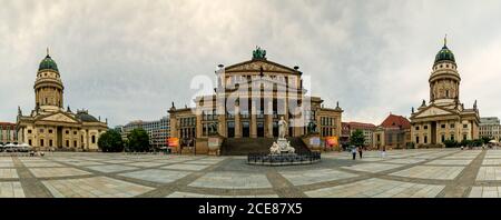 Berlin, Deutschland - 25. August 2020: Der Gendermanmarkt in Berlin mit dem Konzertsaal und dem französischen Dom und dem deutschen Dom Stockfoto
