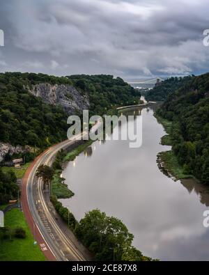 Der Verkehr hinterlässt in der Abenddämmerung auf der A4 Portway Road unter der Clifton Suspension Bridge in Bristol's River Avon Gorge. Stockfoto