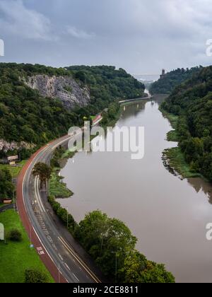 Der Verkehr hinterlässt in der Abenddämmerung auf der A4 Portway Road unter der Clifton Suspension Bridge in Bristol's River Avon Gorge. Stockfoto