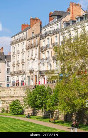 Nantes (Nordwestfrankreich): Gebäude und Häuser rund um das Schloss der Herzöge der Bretagne Rasen und Gräben des Schlosses und Gebäudefassaden Stockfoto