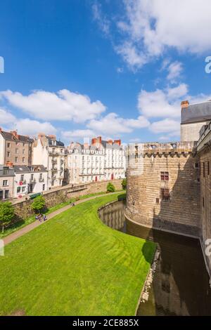 Nantes (Nordwestfrankreich): Gebäude und Häuser rund um das Schloss der Herzöge der Bretagne Rasen und Gräben des Schlosses und Gebäudefassaden Stockfoto