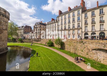 Nantes (Nordwestfrankreich): Gebäude und Häuser rund um das Schloss der Herzöge der Bretagne Rasen und Gräben des Schlosses und Gebäudefassaden Stockfoto